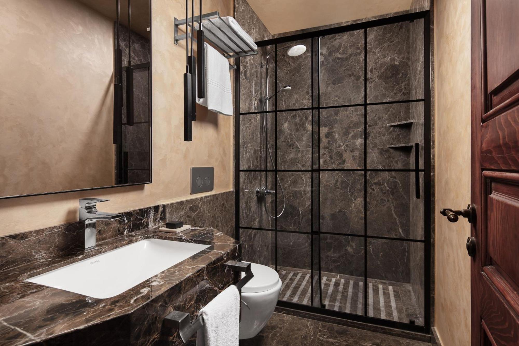 Decamondo Galata, A Tribute Portfolio Hotel Стамбул Екстер'єр фото A shower enclosure